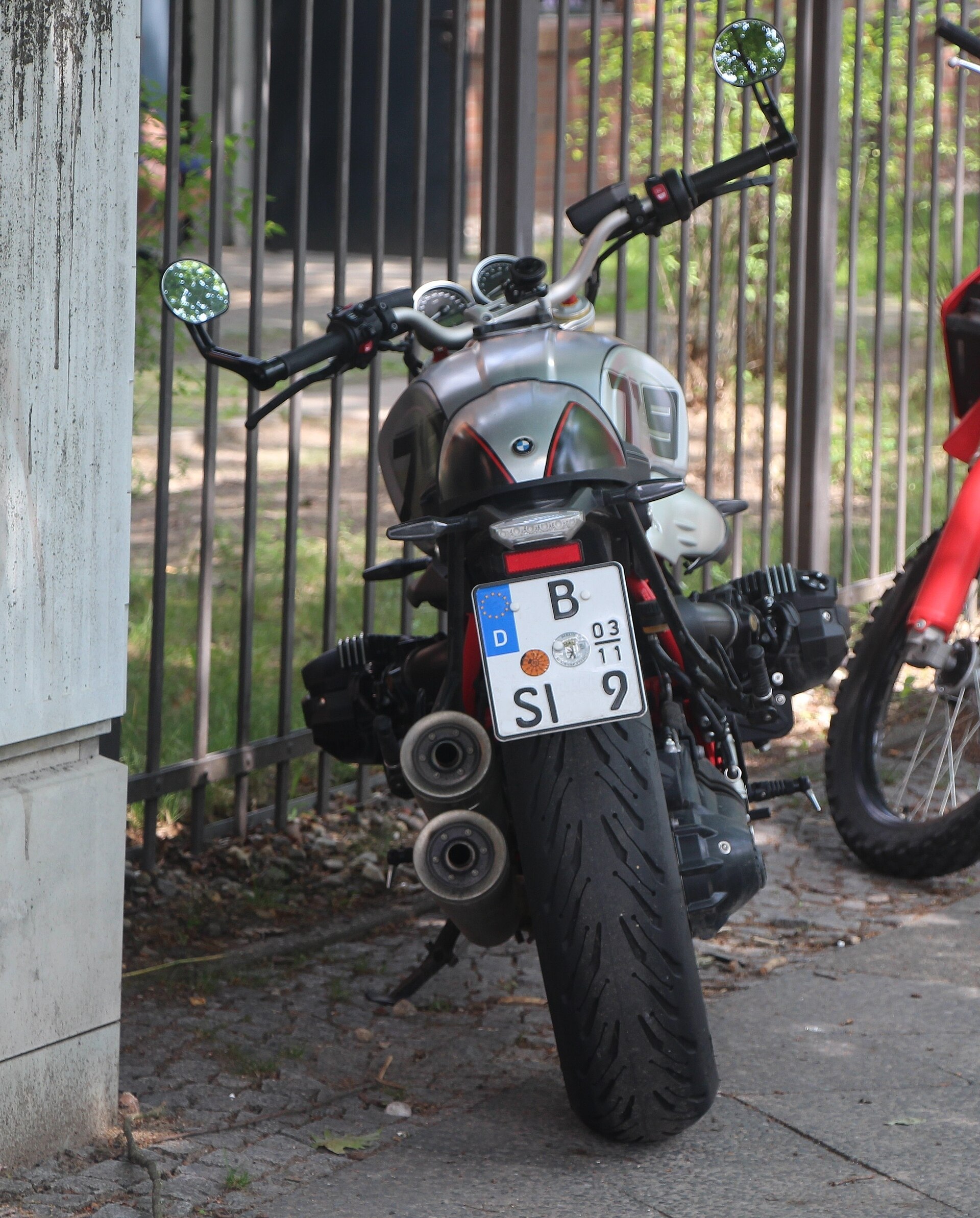 Vista trasera de la BMW R nineT Option 719