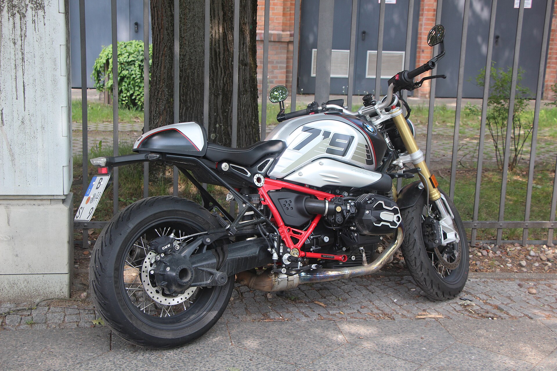 BMW R nineT Option 719 vista desde el lado izquierdo y trasero