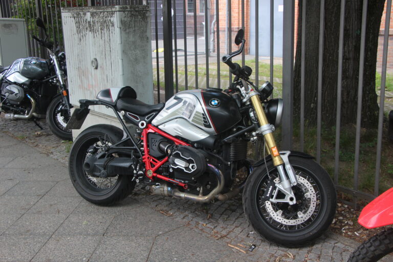 BMW R nineT con acabado Option 719 vista desde el lado derecho