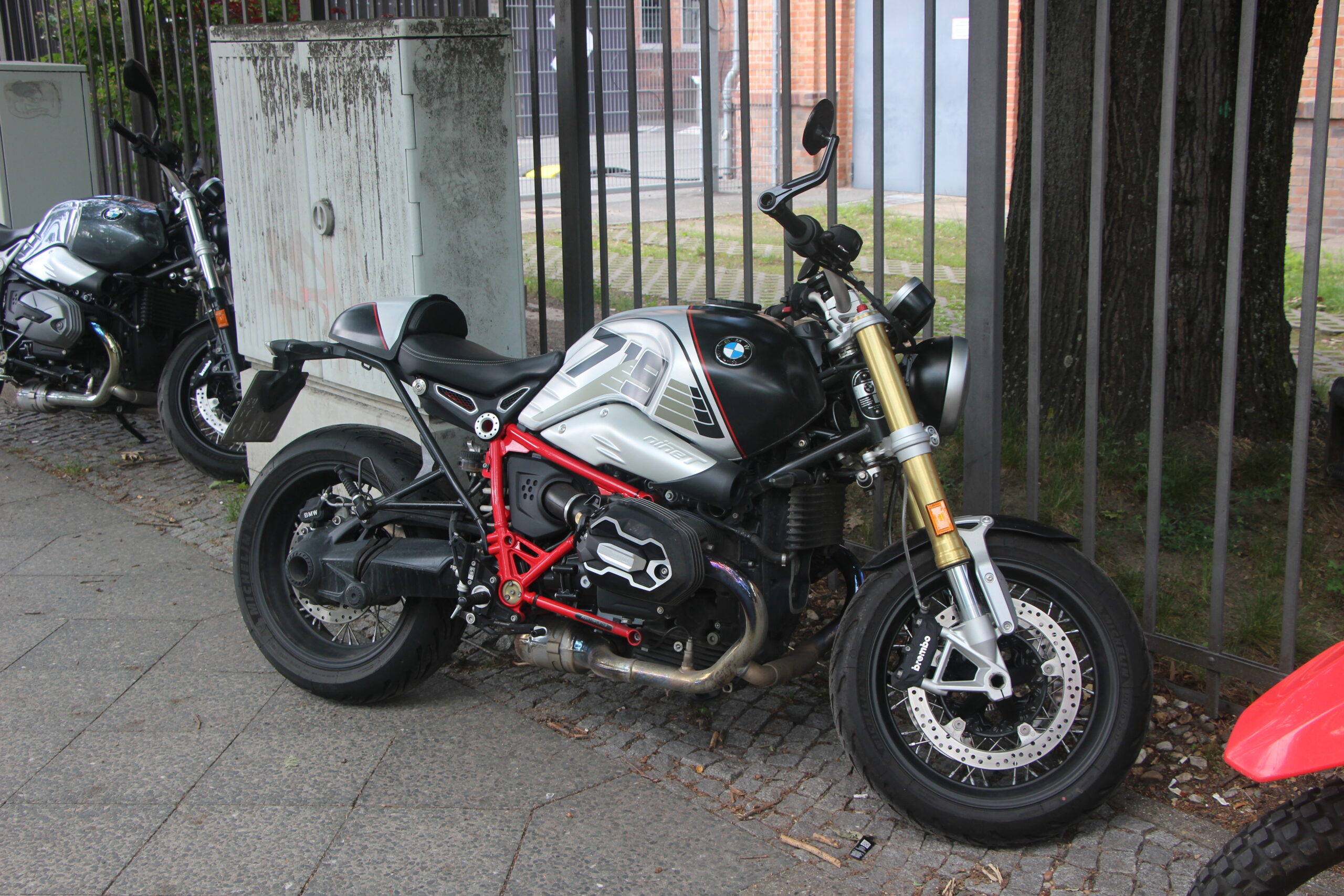 BMW R nineT con acabado Option 719 vista desde el lado derecho