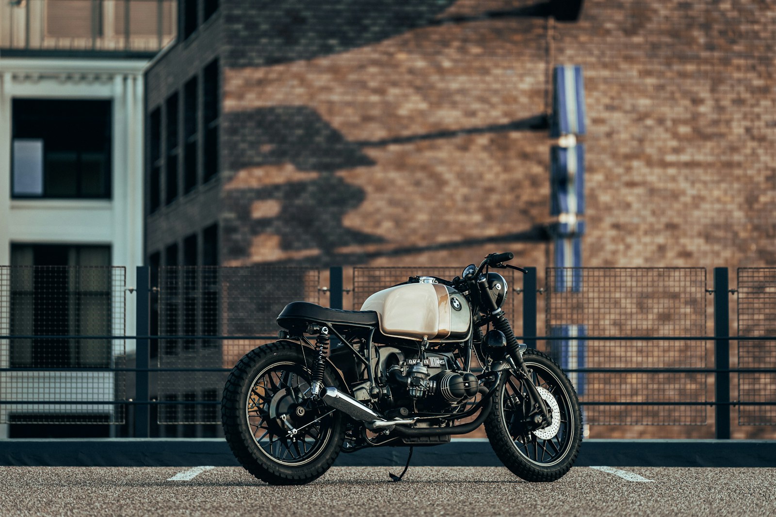 Café racer de segunda mano aparcada junto a una pared