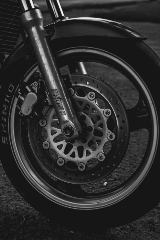 Rueda delantera y neumático de una moto junto al disco de freno