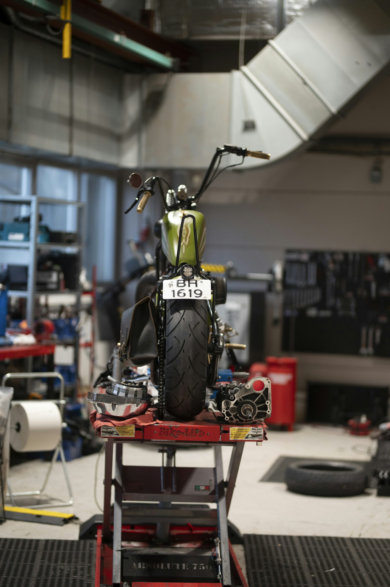 Motocicleta elevada en un taller para su mantenimiento
