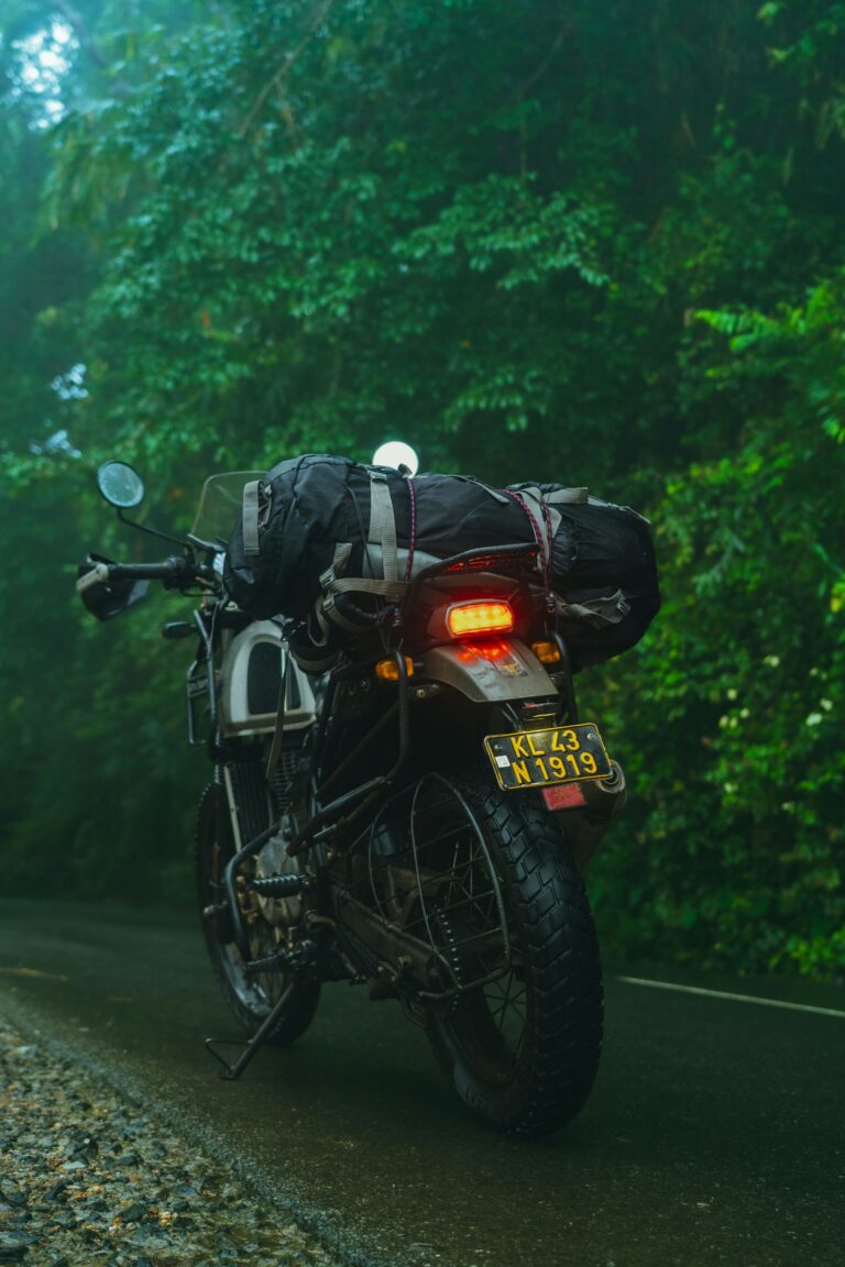Motocicleta cargada con equipaje en una carretera húmeda
