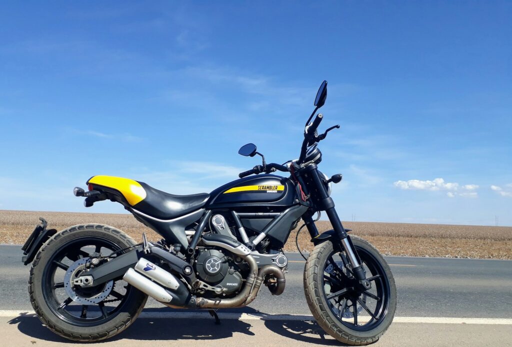 Ducati Scrambler aparcada junto a una carretera