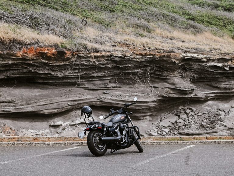 Moto aparcada ante una montaña con espacio en el encuadre