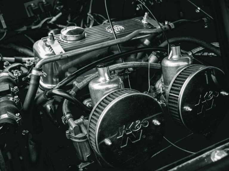 Detalle del motor de una motocicleta para una revisión de mantenimiento