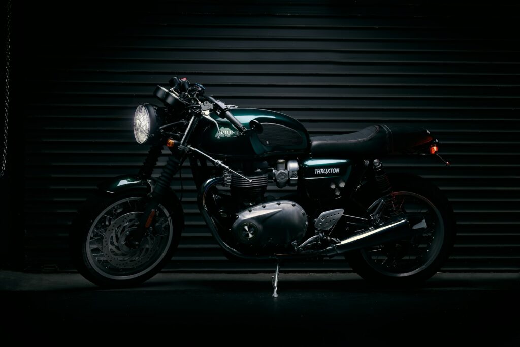 Triumph Thruxton aparcada ante la persiana de un garaje