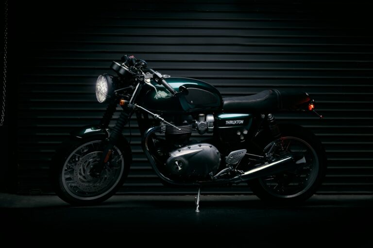 Triumph Thruxton aparcada ante la persiana de un garaje